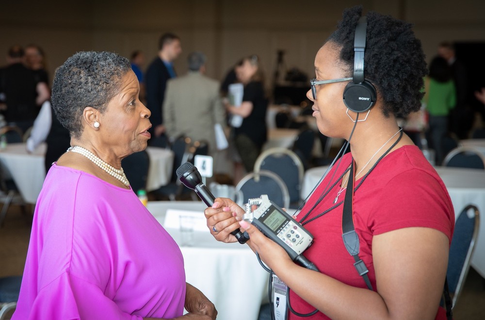 Cassandra Montgomery, directrice exécutive des Services communautaires du peuple pour le sud-ouest de Détroit, est interviewée lors de l'annonce des avantages pour la communauté