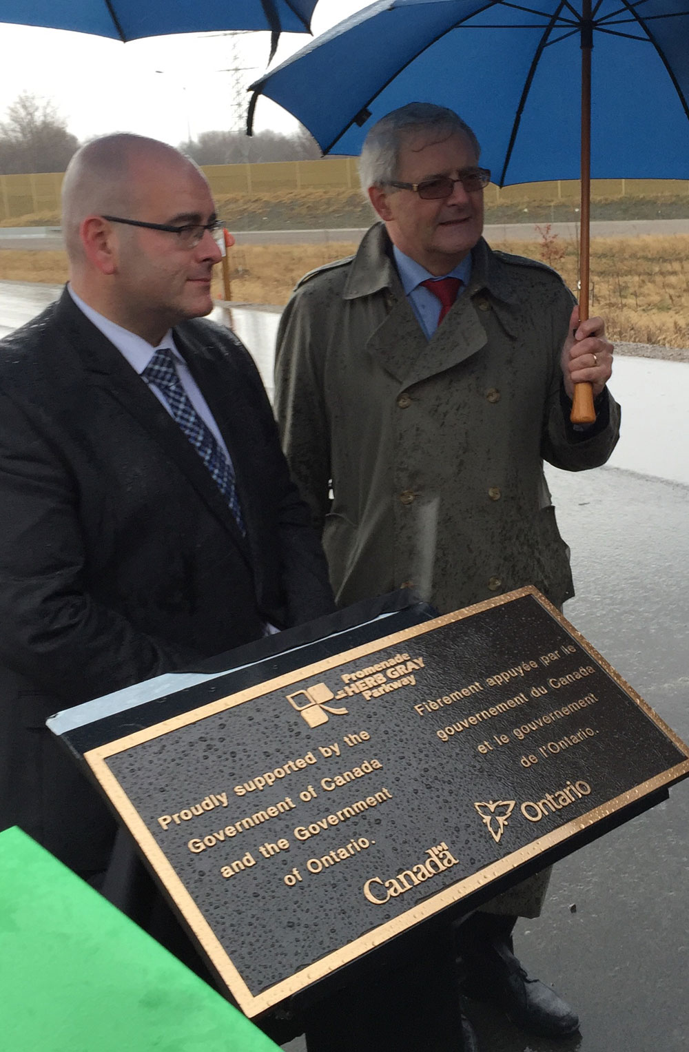 Canada and Ontario unveil a Parkway commemorative plaque