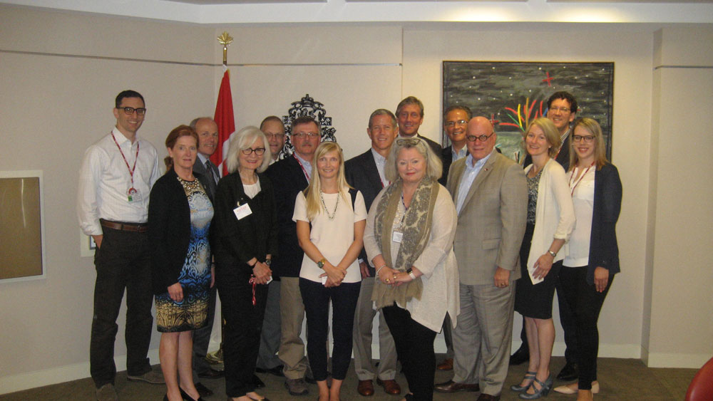 Des membres du personnel du ministère des Affaires étrangères, Commerce et Développement Canada (MAECD) à Ottawa, de l’Ambassade du Canada à Washington, et des consulats canadiens à Boston, Détroit et Los Angeles ont participé à la tournée.